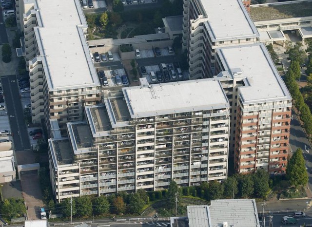 một trong những công trình bị nghiêng