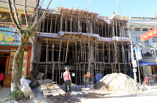 Vật liệu xây dựng ngổn ngang trên nhiều dãy phố thị trấn Sapa