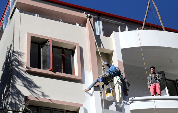 Công nhân đang phải đẩy nhanh tiến độ xây dựng khi mùa nghỉ lễ đang đến gần