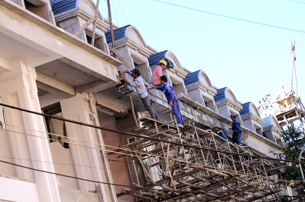 Công nhân đang phải đẩy nhanh tiến độ xây dựng khi mùa nghỉ lễ đang đến gần công trình xây dựng tại Sapa