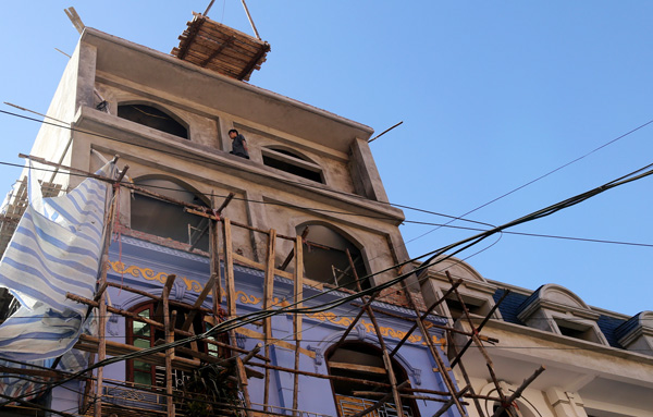 Trước đây, nhà nghỉ này cao 4 tầng, nhưng nay được cơi nới thêm 2 tầng Nhà nghỉ