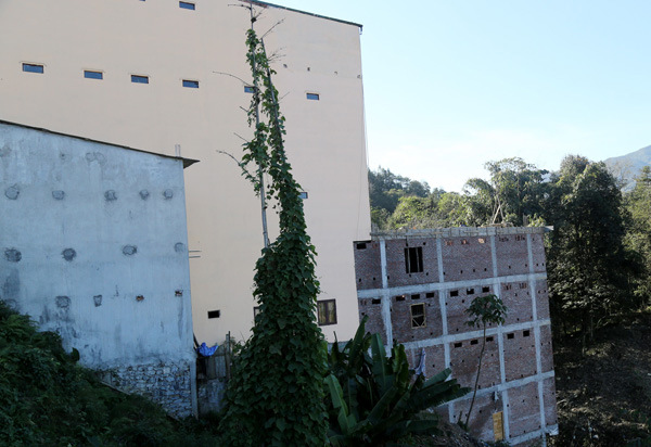 Do bị khống chế về chiều cao nên khách sạn này đã "cơi nới" về phía sau Khách sạn