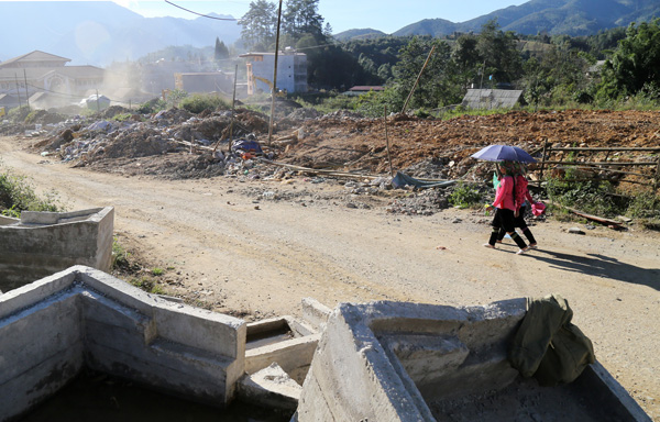 Thị trấn Sa Pa đã quá chật chội nhưng gần đó vẫn còn có những dự án đô thị rộng hàng chục ha bỏ dở dang hàng chục năm trời Công trình xây dựng